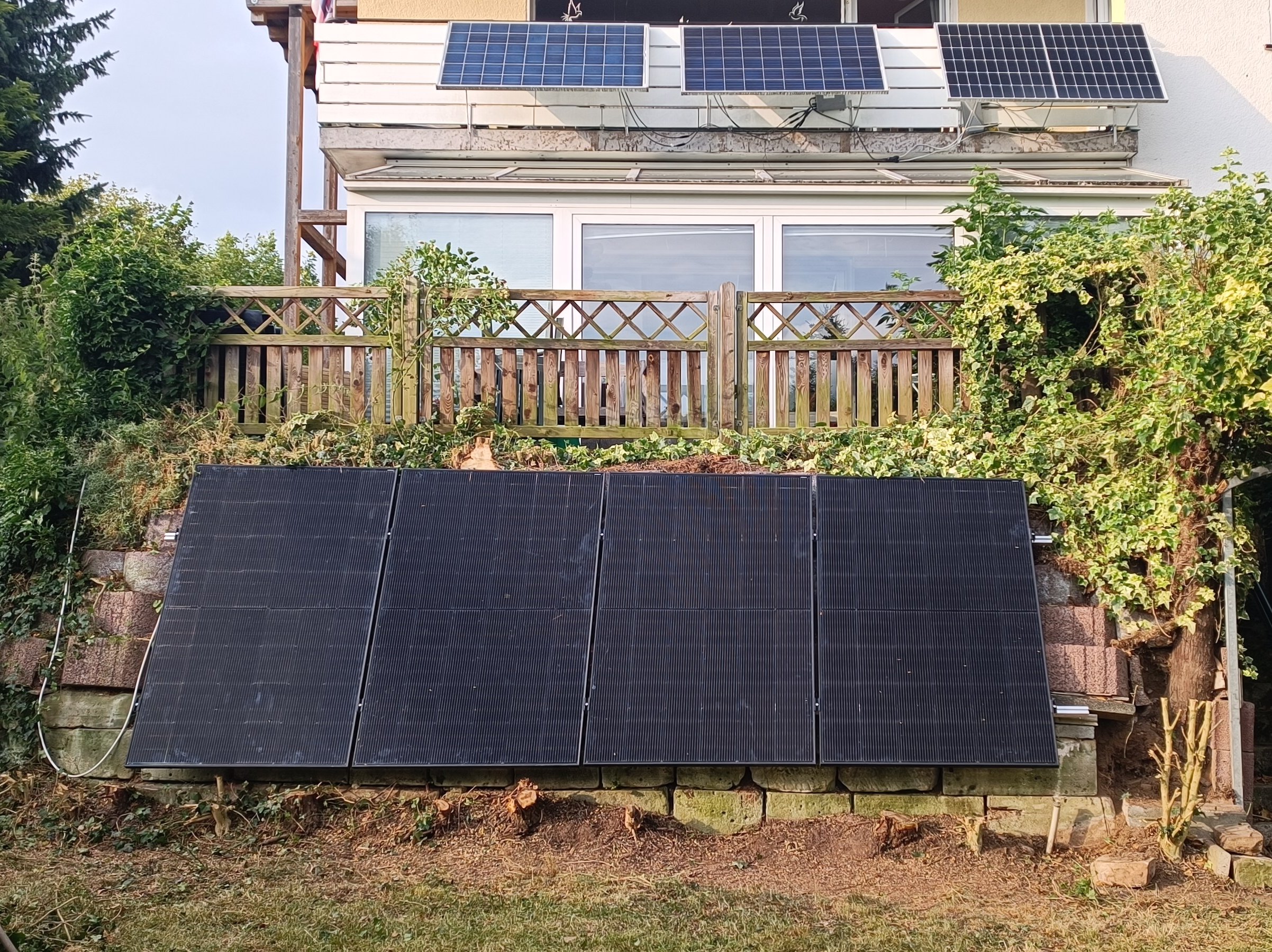 Bild PV Panels an Balkon und im Garten